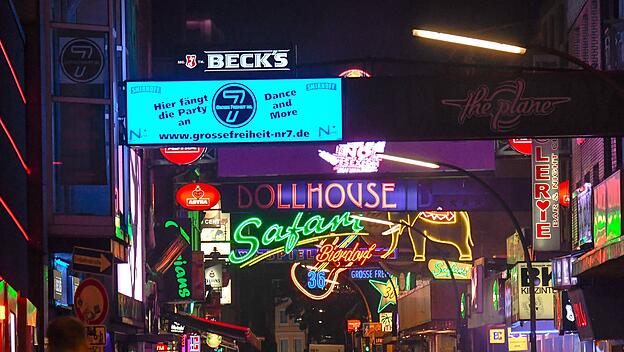 Leuchtreklamen Beck«s Dollhouse Grosse Freiheit und mehr abends auf der Reeperbahn in Hamburg