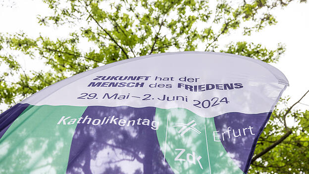 Banner mit dem Leitwort Zukunft hat der Mensch des Friedens des 103. Deutschen Katholikentags
