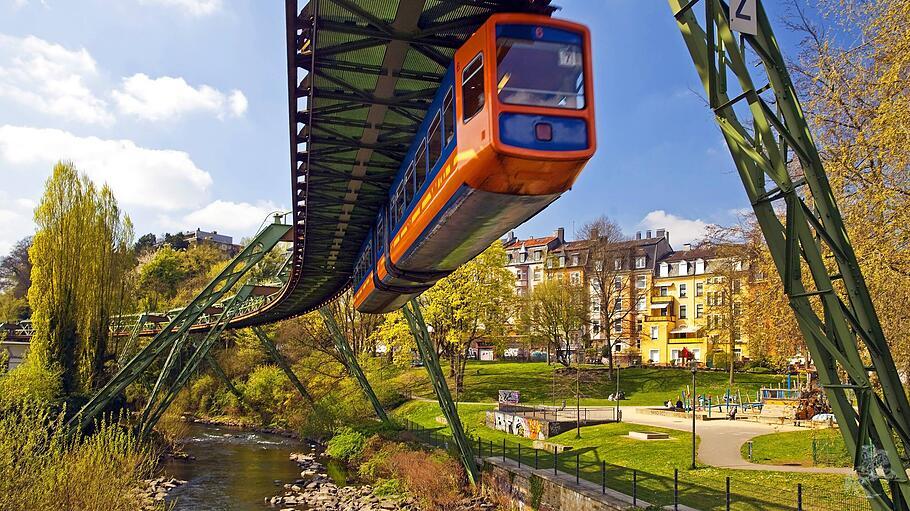 Wuppertaler Schwebebahn über der Wupper.