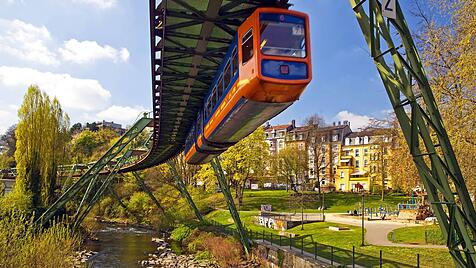 Wuppertaler Schwebebahn &uuml;ber der Wupper.