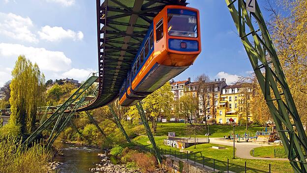 Wuppertaler Schwebebahn &uuml;ber der Wupper.