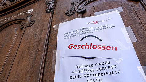Schild zur Gottesdienstabsage wegen des Coronavirus