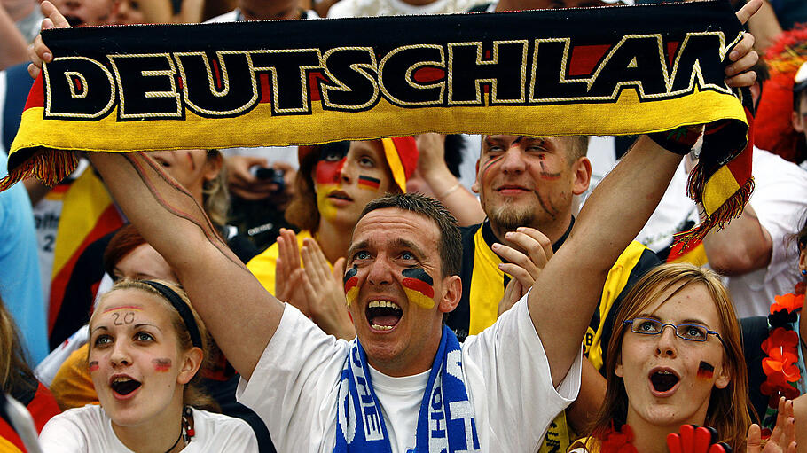 Patriotismus:  Jubelnde Fußballfans in Berlin.