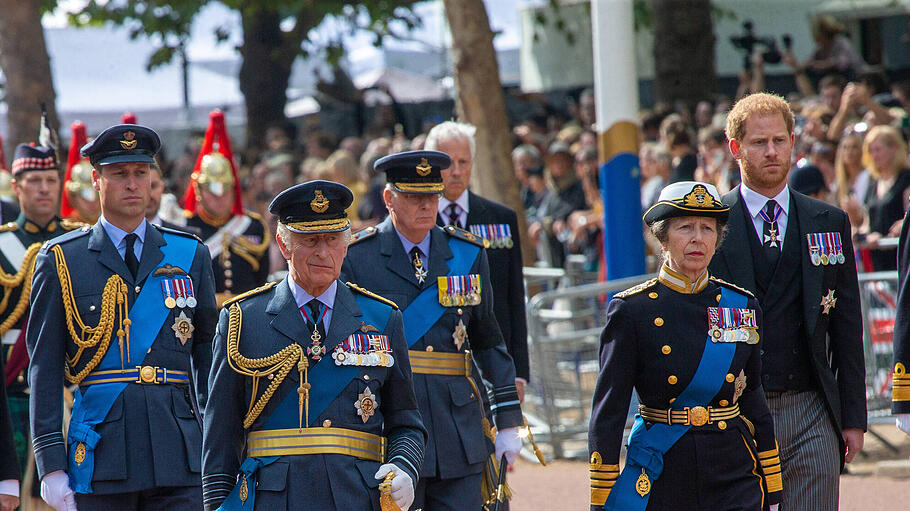 Prinz William, König Charles, Prinz Harry und Prinzessin Anne folgen dem Sarg der verstorbenen Königin Elisabeth