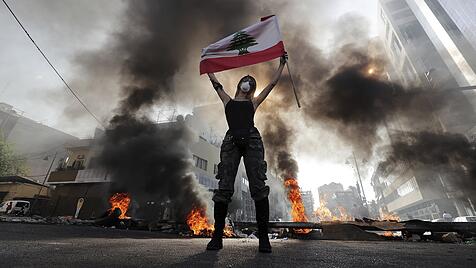 Libanon-Proteste: Demonstrantin schwenkt die libanesische Flagge.