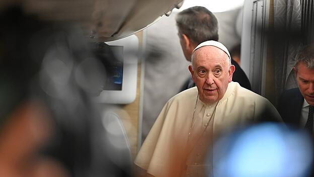 Papst Franziskus spricht vor Journalisten im Flugzeug auf der Rückreise aus Kanada.