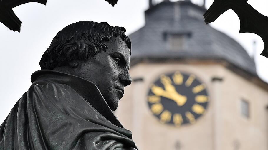 Denkmal für den Reformator Martin Luther auf dem Markt in Wittenberg