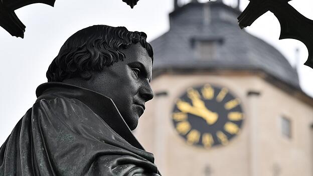 Denkmal für den Reformator Martin Luther auf dem Markt in Wittenberg