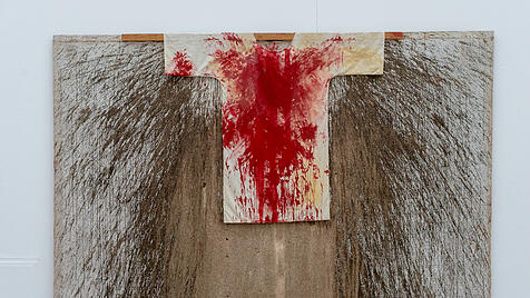 Bis in die moderne Kunst lebt die christliche Botschaft von Martyrium, Opfertod und Auferstehung Jesu fort, auch dort, wo es nicht explizit um die Botschaft des Neuen Testaments geht. Hier ein Sch&uuml;ttbild des Wiener Aktionsk&uuml;nstlers Hermann Nitsch, gezeigt auf einer Ausstellung 2018 in Bochum