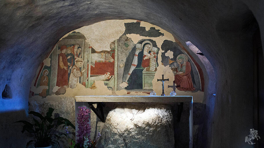 Der Tradition nach geht die erste Darstellung der Weihnachtskrippe in Greccio auf Franz von Assisi zurück.