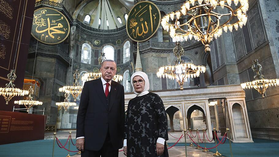 Erdogan mit Ehefrau in Hagia Sophia