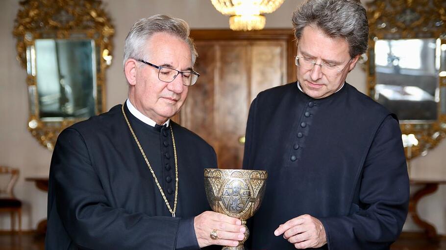 Abt Ambros Ebhart und P. Altman Pötsch mit dem Tassilo-Kelch