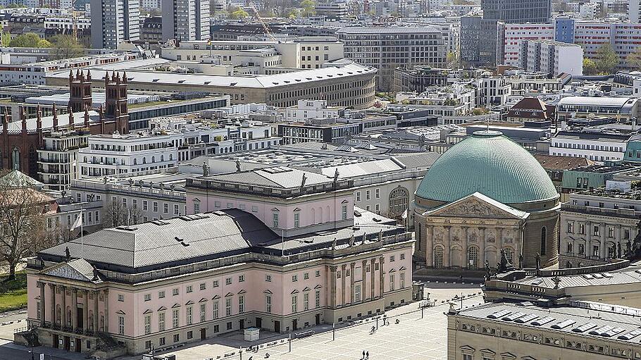 10.04.2020, Berlin, Deutschland - Foto: Stadtansicht Berlin mit Blick auf den Bebelplatz. Die Staatsoper Unter den Linde