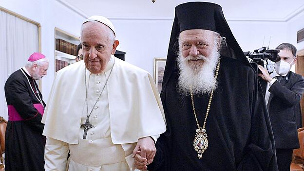 Papst Franziskus mit Seiner Seligkeit Hieronymus II. 2021 in der päpstlichen Vertretung in Athen