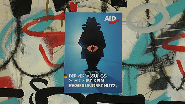 Auf einer mit Graffiti beschmierten Brücke wurde ein Aufkleber der AfD geklebt