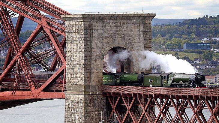 Flying Scotsman überquert die Forth Bridge