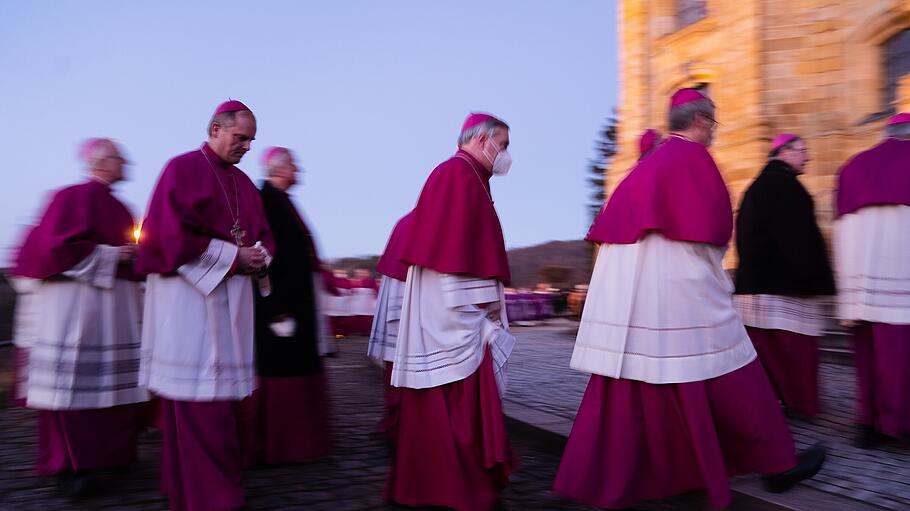 Bischöfe ziehen in die Basilika von Vierzehnheiligen ein