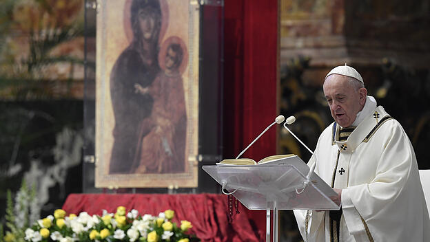 Papst Franziskus bei der Osterliturgie im Petersdom