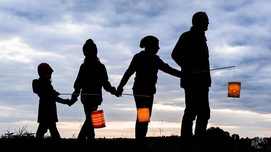 Eine Familie beim Laternenspaziergang