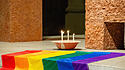 Regenbogenfahne vor Altar