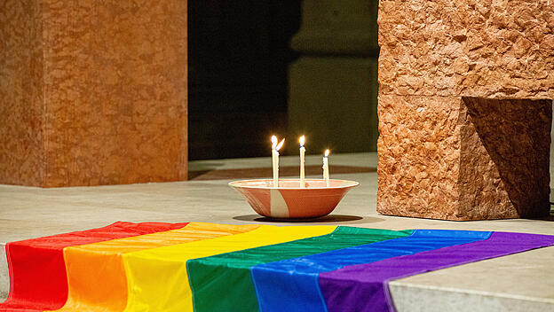 Regenbogenfahne vor Altar