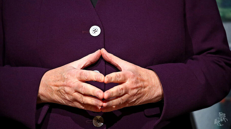Angela Merkel mit Typischer Handhaltung