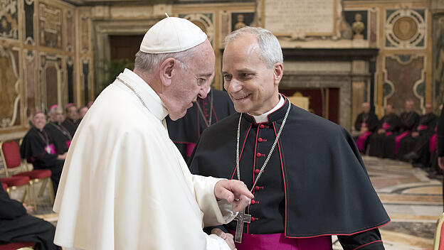 Papst Franziskus und Robert F. Prevost. Bischof Prevost ist der neue Präfekt des Dikasteriums für Bischöfe.
