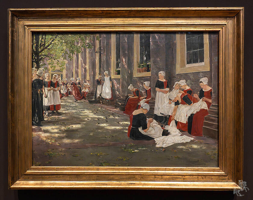 Wie viele der Impressionisten in Deutschland bewunderte Max Liebermann die sozialen Fortschritte der Niederlande. Alten- und Waisenheime werden zu einem beliebten Sujet. Die &bdquo;Lichtflecken&ldquo; eines neuen Blicks auf soziale Herausforderungen gingen einher mit den impressionistischen &bdquo;Lichtflecken&ldquo; in der malerischen Umsetzung. Freistunde im Amsterdamer Waisenhaus, 1881/82, St&auml;del Museum Frankfurt.