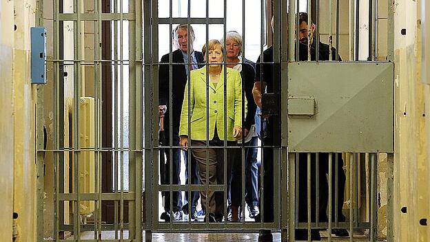 Bundeskanzlerin Merkel besucht Stasi-Gefängnis