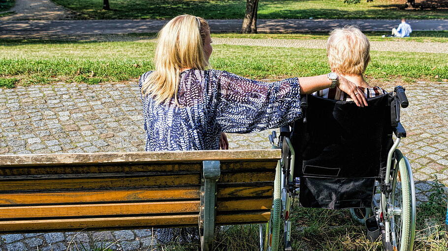 Oma und Enkelin