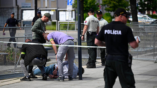 Ministerpräsident Robert Fico durch Schüsse lebensgefährlich verletzt