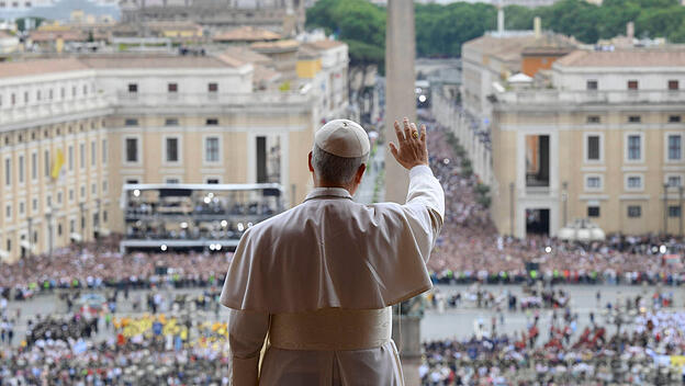 Papst Leo XIV. beim ersten Regina Coeli