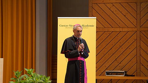 Erbischof Georg Gänswein spricht beim Sommerkurs