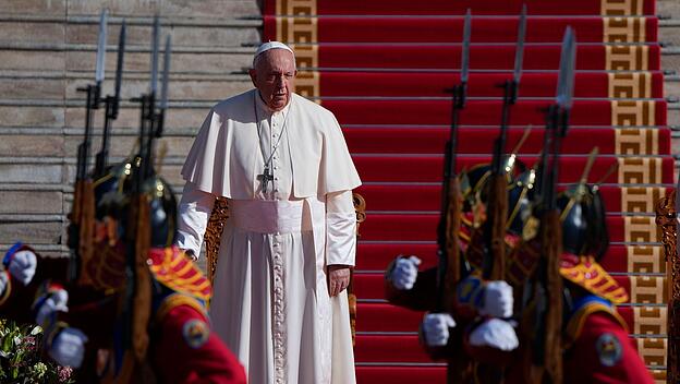 Papst Franziskus nimmt an Begrüßungszeremonie  auf  Sukhbaatar Platz teil.