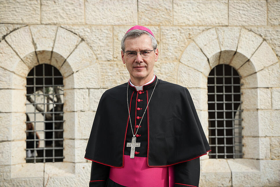 Heiner Wilmer, Bischof von Hildesheim und Vorsitzender der Deutschen Kommission Justitia et Pax, am 11. November 2023 in Tabgha (Israel).