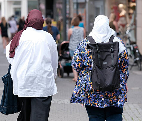 Muslimische Jugendliche in einer Einkaufsstraße
