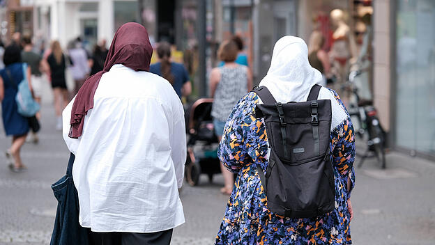 Muslimische Jugendliche in einer Einkaufsstraße