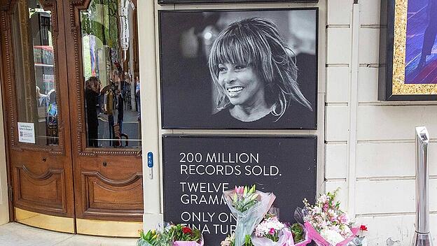 May 25, 2023, London, England, United Kingdom: Fans pay tributes to Tina Turner leaving messages and flowers outside Ald