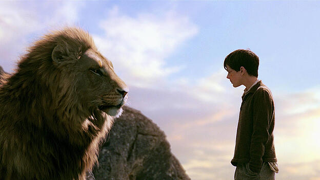 Aslan, der Löwe, der Schöpfer Narnias, trifft Edmund Pevensie