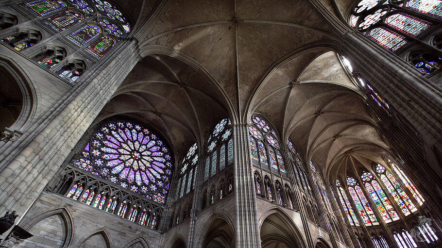 Die gotische Bauweise setzte das Licht an erste Stelle: Ein Blick in den Innenraum der Basilika von Saint Denis in Frankreich.