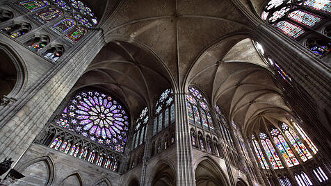 Die gotische Bauweise setzte das Licht an erste Stelle: Ein Blick in den Innenraum der Basilika von Saint Denis in Frankreich.