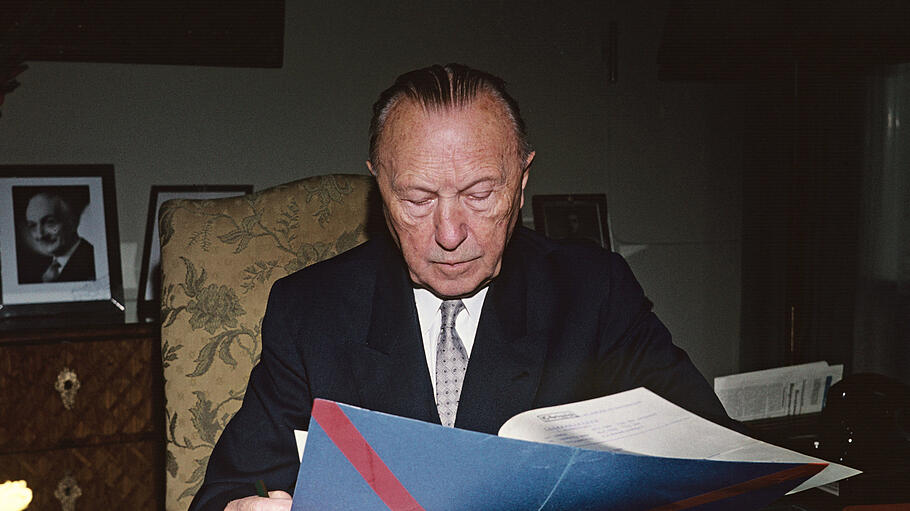 Bundeskanzler Konrad Adenauer an seinem Schreibtisch im Palais Schaumburg in Bonn