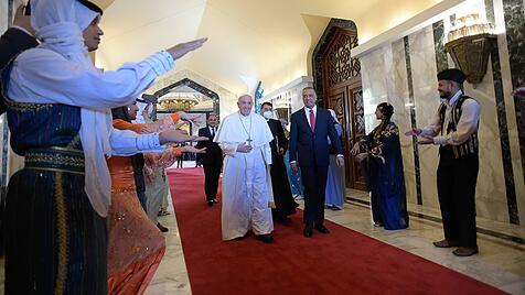 Papst Franziskus und Präsident Barham Saleh im Präsidentenpalast in Bagdad.