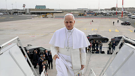Papst Leo steigt in ein Flugzeug