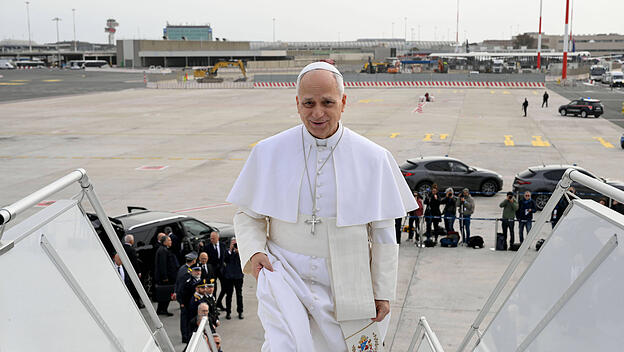 Papst Leo steigt in ein Flugzeug