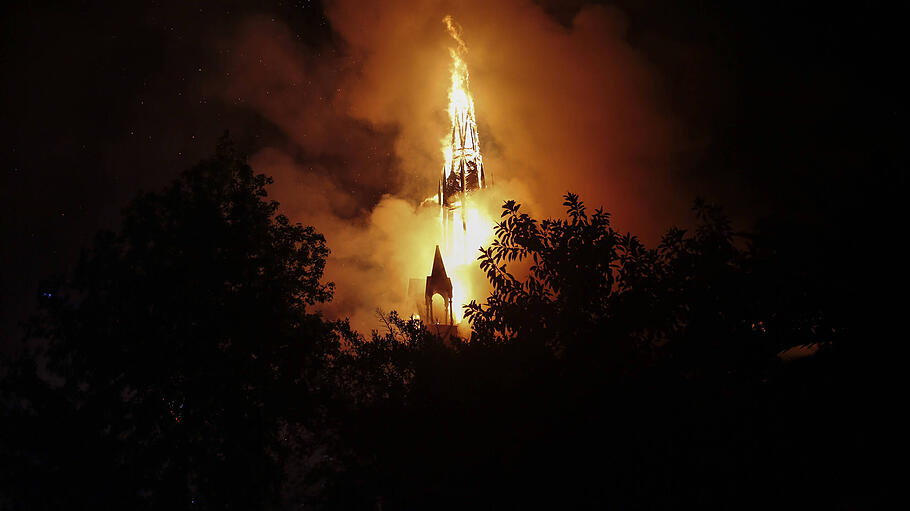 Chile - brennende Kirche