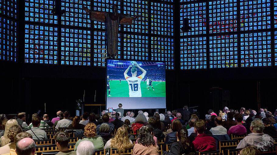 Public Viewing in der Kirche