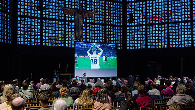 Public Viewing in der Kirche
