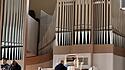 Im „Kleinen Michel“ von St. Ansgar in Hamburg spielt der Musikwissenschaftler Dr. Christoph Weyer die Orgel in der Sonntagsmesse.