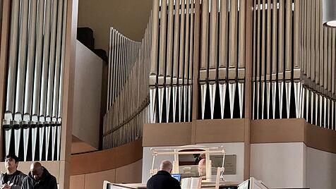 Im &bdquo;Kleinen Michel&ldquo; von St. Ansgar in Hamburg spielt der Musikwissenschaftler Dr. Christoph Weyer die Orgel in der Sonntagsmesse.